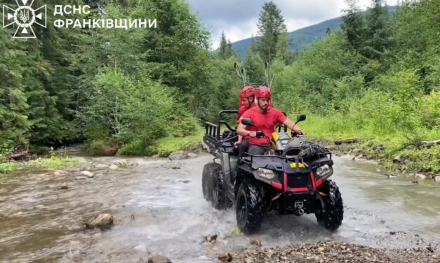 Hegyi mentők segítettek egy turistán a Kárpátokban