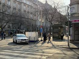 Most jött: drámai küzdelem zajlik a fővárosi Király utcánál, mentők, rendőrök a helyszínen