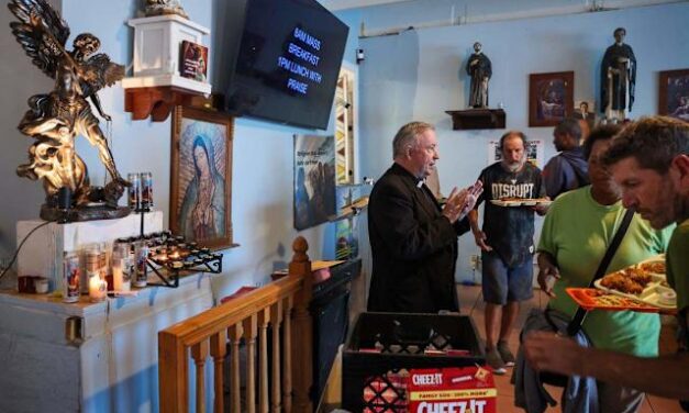 Rászorulóknak segít, mégis félmillió dolláros büntetéssel sújtanák a floridai papot