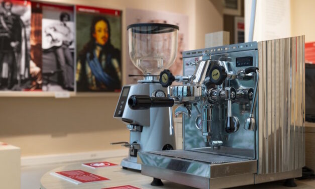 A teveabraktól a modern eszpresszókig: átfogó kávétörténeti kiállítást nyitott a Közlekedési Múzeum