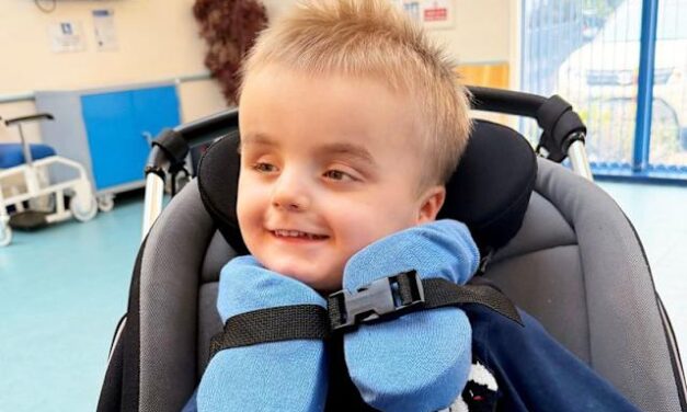 Szörnyű betegséggel küzd a kisfiú: folyamatosan zsugorodik az agya