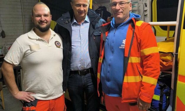 Drámai életmentés: szabadnapos mentősök mentettek életet egy szegedi parkolóban