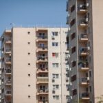 Brutális baleset: kizuhant a negyedikről egy másfél éves gyermek Kecskeméten – videó