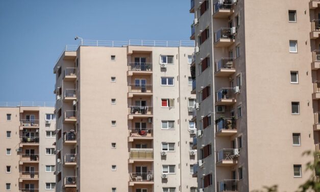 Brutális baleset: kizuhant a negyedikről egy másfél éves gyermek Kecskeméten – videó