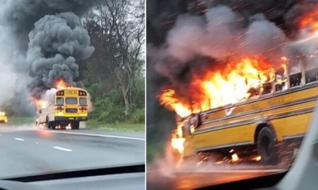 Lángba borult egy iskolabusz – diákok ugráltak ki az égő járműből