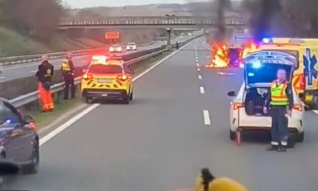 Friss videón, ahogy lángok martaléka lesz egy család autója az M7-esen