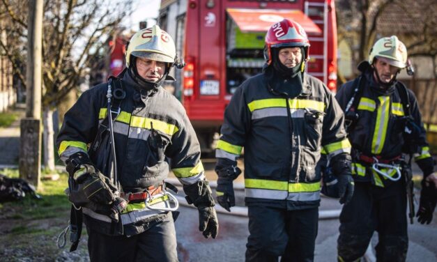 Beszorult a fal és a fűtéscső közé egy kisfiú lába Nyíregyházán, tűzoltók mentették ki