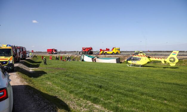 Szörnyű tragédia az M4-esen: Daruval emelték ki a halálos csapdává vált roncsot a sofőr alól