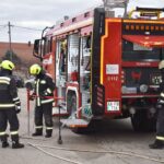Katonai létesítményben csaptak fel a lángok Várpalotán – rohantak a tűzoltók (videó)