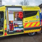 Egy férfi életéért küzdöttek a mentők Debrecenben, lezárták még az utcát is!