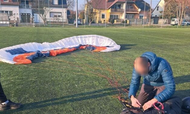 Kényszerleszállás – edzésidőben landolt egy siklóernyős a baranyai focipályán (VIDEÓ)