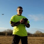 Az utolsó küldetésére indul a mentődrón: korábban gyilkosokat buktatott le, most egy beteg fiún segít