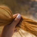 Mit jelent a pszichológia szerint, ha valaki beszéd közben piszkálja, babrálja a haját?