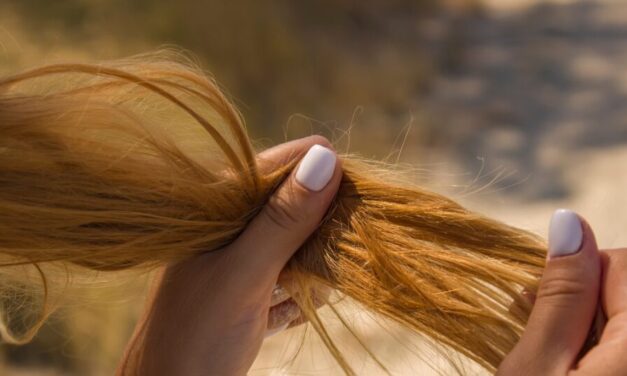 Mit jelent a pszichológia szerint, ha valaki beszéd közben piszkálja, babrálja a haját?