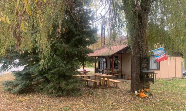 Megint vetélytársa lesz a balatoni lángosnak a Bakonyban, mutatjuk, mikor nyit ki a retró faház