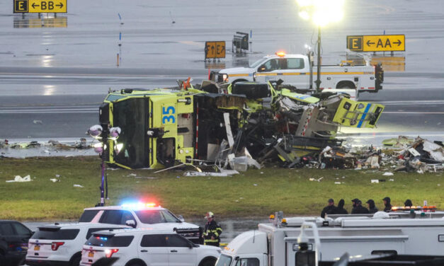 A hősi halált halt pilóták lélekjelenlétének köszönhető, hogy nem történt nagyobb tragédia a New York-i reptéren