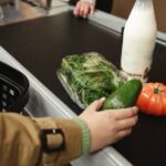 Pénztár-trükk, amit kevesen ismernek: ezért tedd a gyümölcsöt és zöldséget utoljára a szalagra