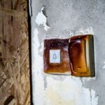 A lakás kiégett, a víz ömlött, az oszlop dőlt… Társasház lakástűz után (fotók, videó)