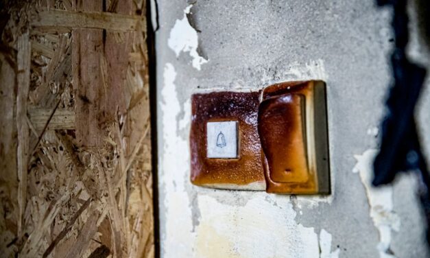 A lakás kiégett, a víz ömlött, az oszlop dőlt… Társasház lakástűz után (fotók, videó)