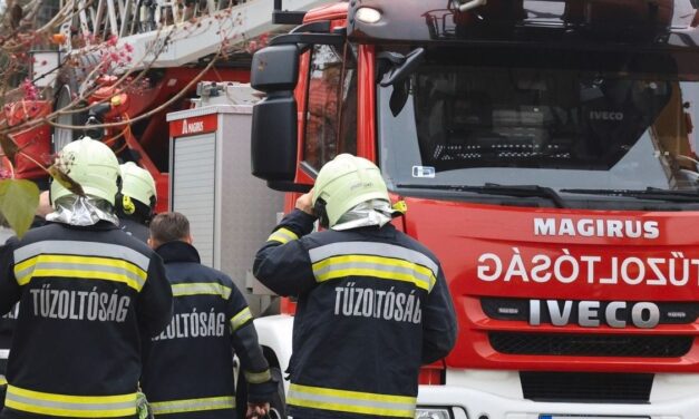 Társasházban csaptak fel a lángok Debrecenben, azonnal rohantak a tűzoltók