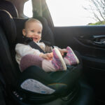 Kétéves kislány zárta be magát az autóba, tűzoltókat kellett hívni