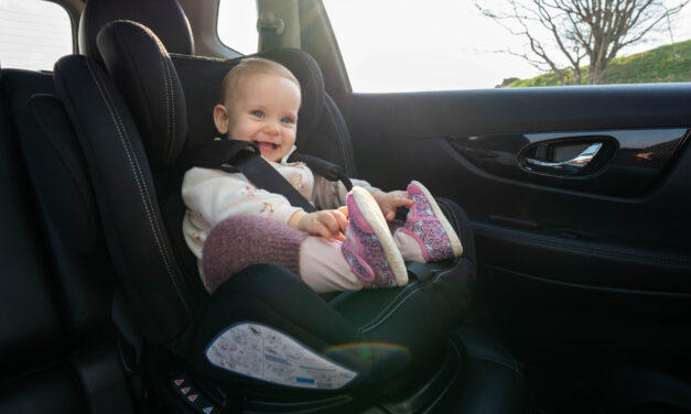 Kétéves kislány zárta be magát az autóba, tűzoltókat kellett hívni