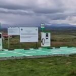 Egy legelő közepére építettek villanyautó-töltőállomást Romániában, út se vezet oda