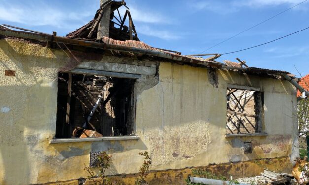 A lakástűzben mindenük elpusztult, a falu jótevői most házat vettek a felsőszentiváni testvéreknek – fotók, videó