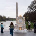 Hatalmas aranyvécé jelent meg, sosem találja ki, kinek állítottak vele emléket