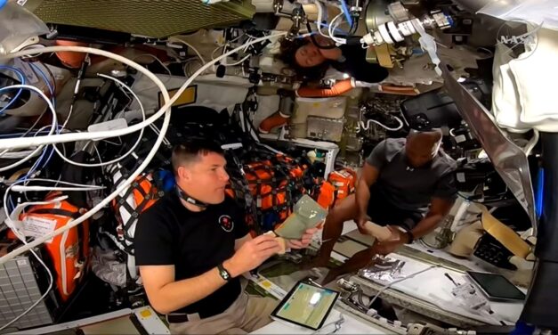 Kiszív az irodai melód? Gondolj arra, hogy az Artemis–2 űrhajósai nálad is több monitort bámulnak a Hold felé menet