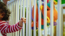 Pelenkázás közben bántalmazta a szoboszlói apa a gyermekét, aki életveszélyes állapotban került kórházba