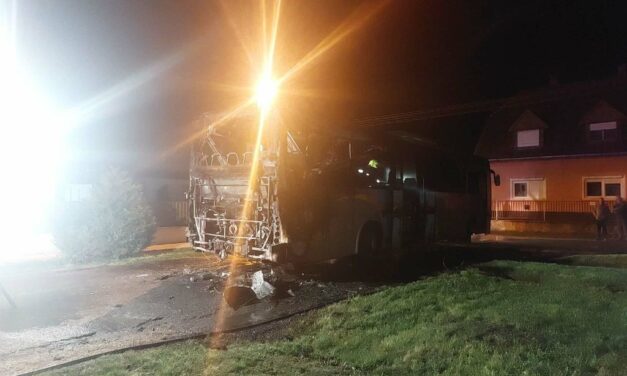 Helyszíni fotók: hatalmas lángokkal égett egy busz Celldömölkön