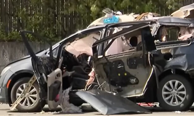 Egy nő rágyújtott az autóban, cafatokra robbant a verda