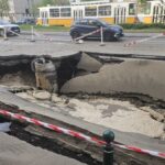 Óriási káosz Budapesten: beszakadt az úttest a Róbert Károly körúton, délutánig tart a kármentés