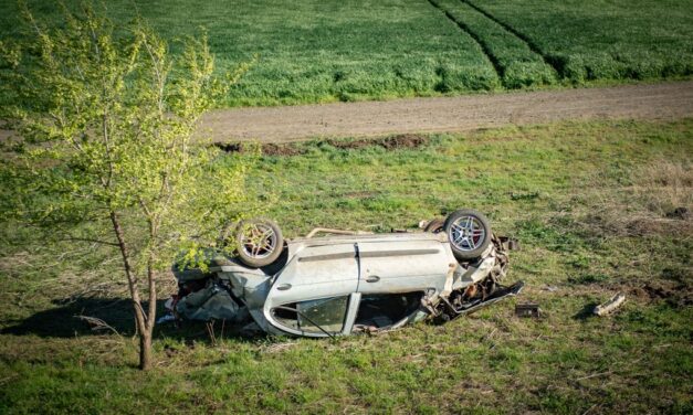 Helyszíni fotókkal! Halálos baleset történt Hajdú-Biharban, felborult egy autó!
