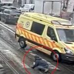 Megrázó videón, ahogy a szirénázó mentőautó elgázolja a villamos előtt átrohanó gyalogost