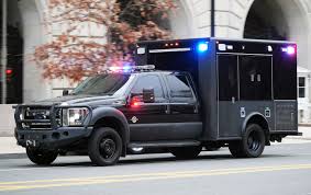 Ijesztő fekete furgon tűnt fel J. D. Vance konvojában: eláruljuk, mi a Hammer