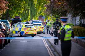 Velőtrázó sikolyok rázta fel az utcát: megvadult kutyák marcangoltak szét egy 14 éves fiút, az állatokat fegyveres rendőrök fékezték meg