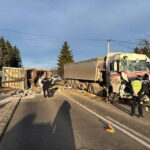 Drámai kamionbaleset: saját rakománya zúzta össze a vezetőfülkét