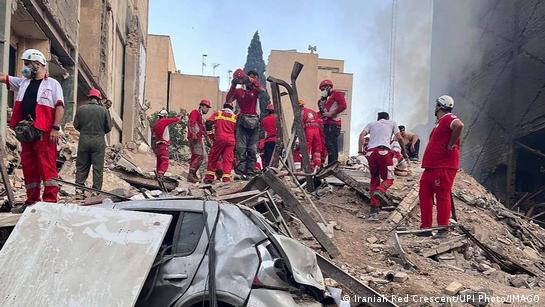 Túlélők után kutatnak a mentők Teheránban