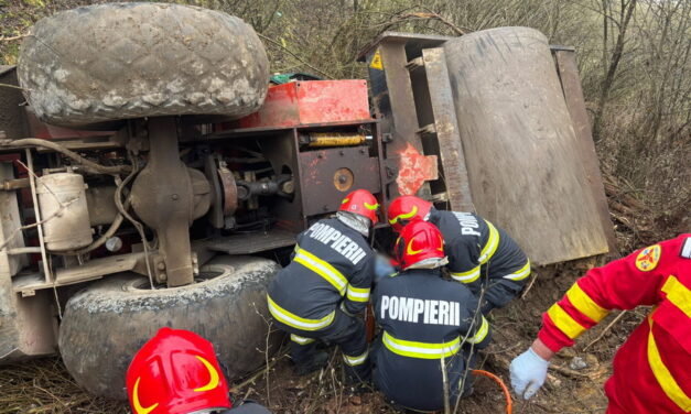 Horror Csarnóházán: szakadékba zuhant az úthenger, alá szorult a vezető