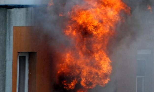 Apa és beteg fia sérültek meg a tatabányai lakástűzben + videó