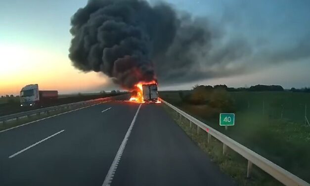 Így tomboltak a lángok az M43-as autópályán: sokkoló képsorok a kigyulladt járműről