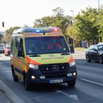 Beteghez tartó mentőautó ütközött egy személyautóval Újpesten