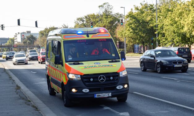 Beteghez tartó mentőautó ütközött egy személyautóval Újpesten