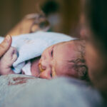 Drámai percek Szabolcsban: a házuk előtt, a mentők segítségével jött világra a kis Kamilla