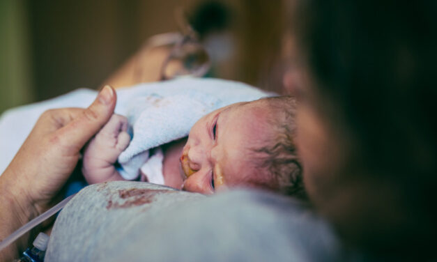 Drámai percek Szabolcsban: a házuk előtt, a mentők segítségével jött világra a kis Kamilla