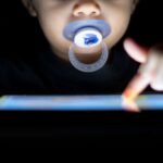 Nagy lehet a baj: már a magyar óvodások is átlagban nyolc órát kütyüznek egy héten