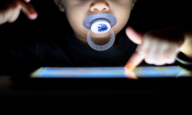 Nagy lehet a baj: már a magyar óvodások is átlagban nyolc órát kütyüznek egy héten