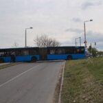 Sofőr nélkül szakította át a korlátot egy busz az avasi Tesconál – videóval
